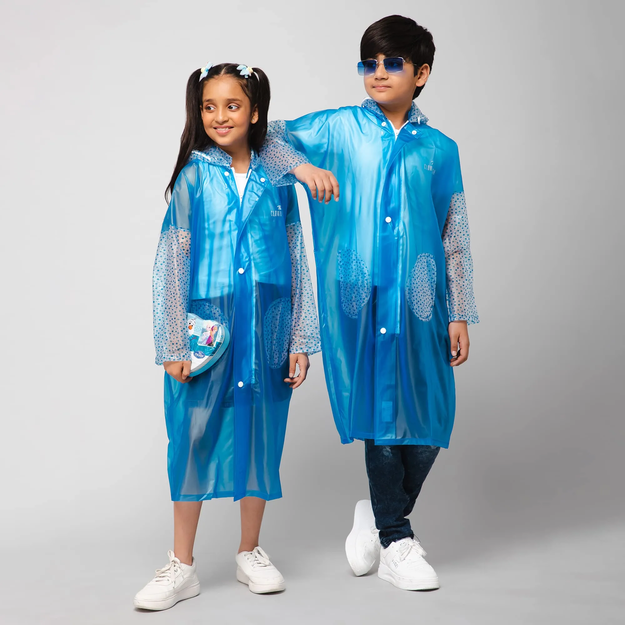 THE CLOWNFISH Shower Saver Series Unisex Kids Waterproof Single Layer PVC Longcoat/Raincoat with Adjustable Hood. Age-4-5 Years (Sky Blue)